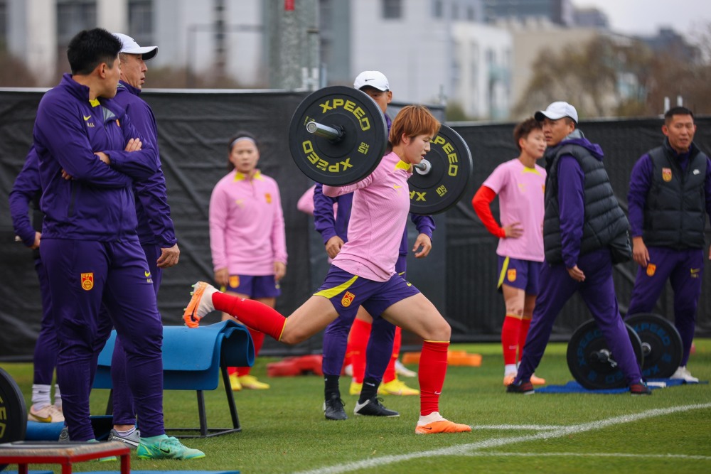 中国女足备战足球巅峰赛事,冲刺榜首是谁